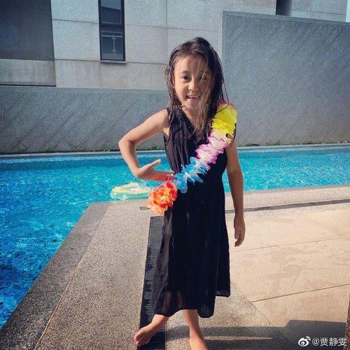 贾静雯丝袜美照,美照展现优雅魅力